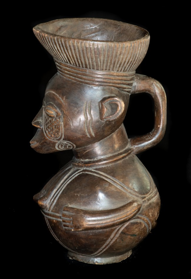 Jarre cérémonielle anthropomorphe Mangbetu Jarre cérémonielle anthropomorphe Mangbetu
