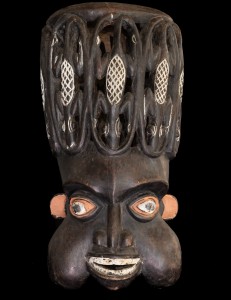 Imposant masque casque Bamoun Cameroun