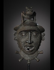 Masque bronze Tikar Cameroun