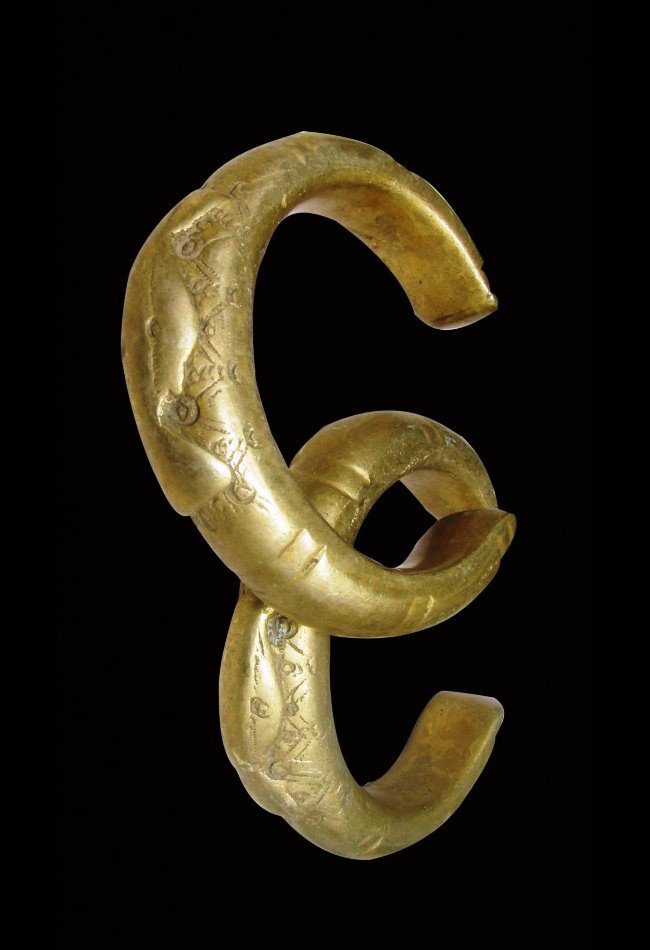 Découvrez ce bracelet bronze Zender Niger datant du VIIe siècle. Une pièce ancienne d’art africain pour collectionneurs et amateurs d’antiquités.