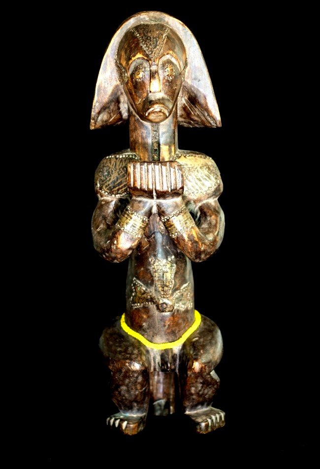 Découvrez cette Figure de reliquaire Fang Biéry du Gabon, une sculpture ancienne remarquable pour les collectionneurs et amateurs d’art africain.