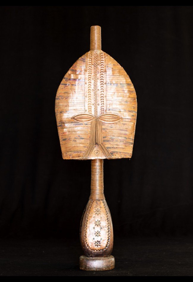 Découvrez cette Figure de reliquaire Kota-Mahongwe du Gabon, une sculpture ancienne en bois, cuivre et laiton pour collectionneurs d’art africain.