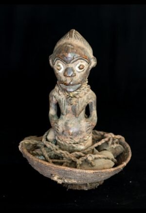 Découvrez cette Figure gardien de reliquaire Fang du Gabon, une pièce ancienne d’art africain avec panier en osier, pour collectionneurs.