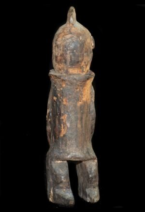 Découvrez cette Statuette Chamba Nigeria en bois dur, une pièce d’art africain ancien avec patine et pigments rouges, destinée aux collectionneurs.
