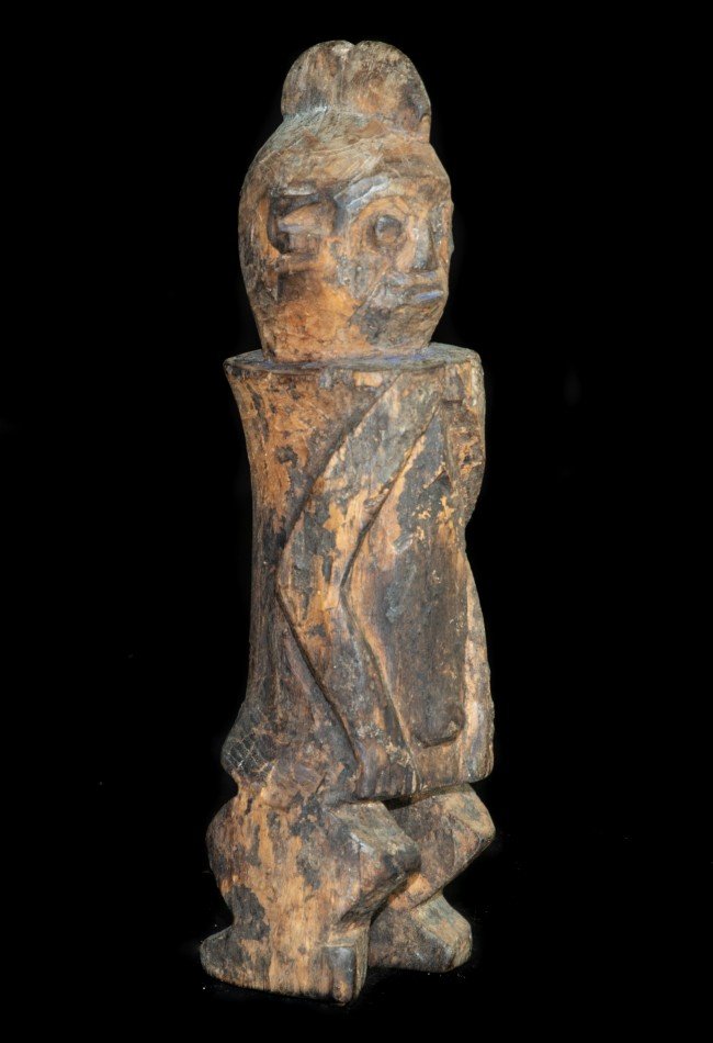 Découvrez cette Statuette Chamba Nigeria en bois dur, une pièce d’art africain ancien avec patine et pigments rouges, destinée aux collectionneurs.