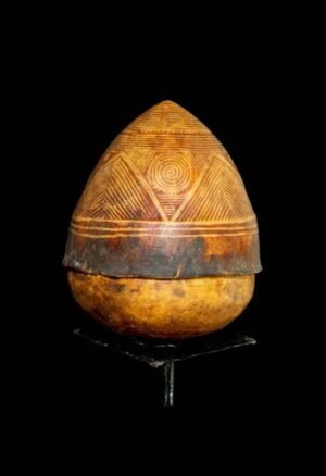 Authentique Mamouelle de chameau du Nord Niger, collectée dans la région d'Agadez. Une pièce ancienne en peau de chameau, idéale pour les collectionneurs et amateurs d'art africain.