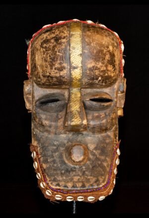 Masque casque Kuba RDC ancien en bois, raphia et cauris. Pièce de collection avec provenance documentée, idéale pour amateurs d’art africain.