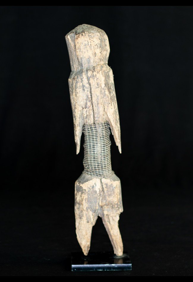 Statuette Moba Tchitcheri Bawoong du Togo, pièce ancienne en bois à patine naturelle. Une sculpture africaine rare pour collectionneurs.