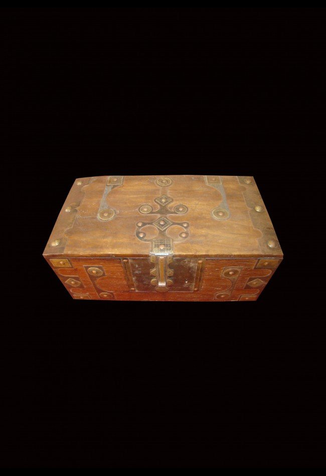 Découvrez notre sélection de **meubles anciens d’Afrique**, destinée aux collectionneurs et amateurs d’art africain. Coffres, meubles traditionnels et pièces anciennes témoignent de savoir-faire, d’usages et de patrimoines culturels variés. Chaque objet est sélectionné pour son caractère, son histoire et son intérêt décoratif.