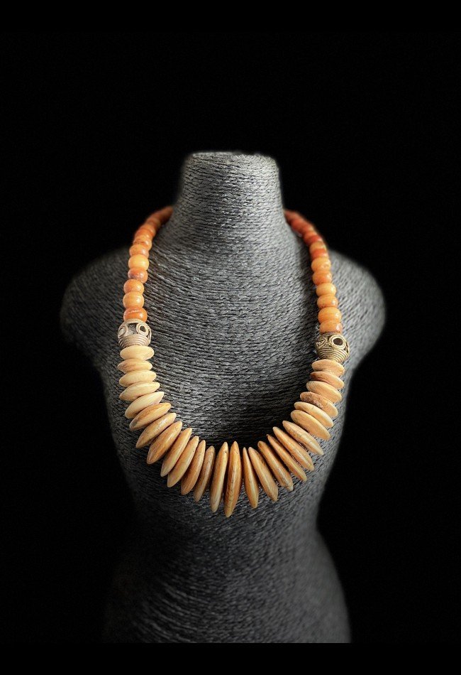 Découvrez notre sélection de colliers et perles africains anciens, des pièces ethniques recherchées par les collectionneurs et amateurs d’art africain. Perles anciennes, bijoux traditionnels et créations remarquables témoignent de la richesse des savoir-faire et des traditions du continent africain.
