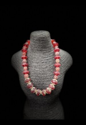 ### Colliers et perles anciennes Découvrez notre sélection de **colliers et perles anciennes**, destinée aux collectionneurs et amateurs d’art africain, d’objets historiques et de parures traditionnelles. Perles de verre, bronze, corail, os ou pierres : chaque pièce témoigne d’un savoir-faire, d’une époque et d’une histoire singulière. Explorez des objets de collection sélectionnés pour leur caractère, leur ancienneté et leur intérêt artistique.