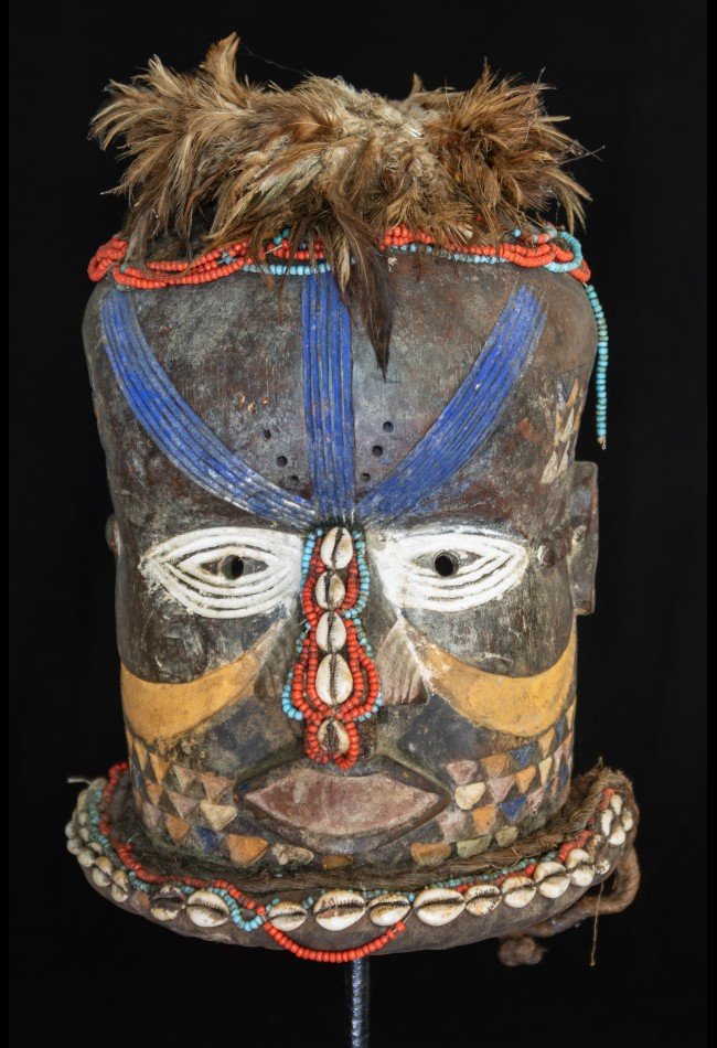 Découvrez notre sélection de masques anciens africains Kuba, Dogon, Baoulé, Tchokwe, Punu et autres traditions. Des pièces d’art africain destinées aux collectionneurs et amateurs de patrimoine, de masques anciens et d’objets d’art africain.