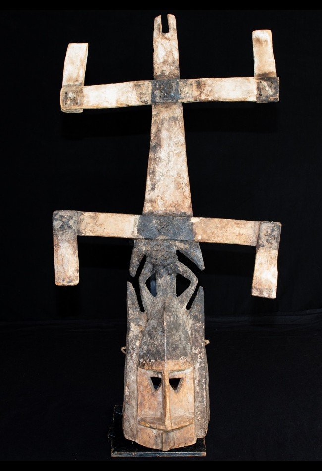 ## Masques anciens africains Découvrez notre sélection de **masques anciens africains** destinés aux collectionneurs et amateurs d’art africain. Masques Dogon, Baoulé, Yoruba, Dan, Fang ou Bamiléké : chaque pièce témoigne d’un savoir-faire, d’une tradition et d’un univers culturel propres à son origine. Explorez notre collection de **masques africains anciens**, sélectionnés pour leur caractère, leur patine, leur intérêt ethnographique et leur présence décorative. Une sélection dédiée aux passionnés d’objets d’art, d’antiquités et de patrimoine africain.