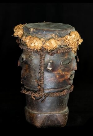 Ancien Tam-Tam Baoulé de Côte d'Ivoire, objet d'art africain authentique à la provenance documentée. Une pièce rare pour collectionneurs et passionnés d'arts premiers.Ancien Tam-Tam Baoulé de Côte d'Ivoire, objet d'art africain authentique à la provenance documentée. Une pièce rare pour collectionneurs et passionnés d'arts premiers.