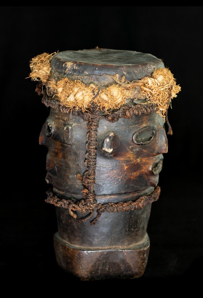 Ancien Tam-Tam Baoulé de Côte d'Ivoire, objet d'art africain authentique à la provenance documentée. Une pièce rare pour collectionneurs et passionnés d'arts premiers.Ancien Tam-Tam Baoulé de Côte d'Ivoire, objet d'art africain authentique à la provenance documentée. Une pièce rare pour collectionneurs et passionnés d'arts premiers.