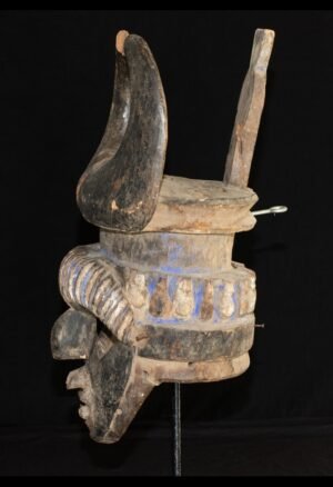 Découvrez ce masque Guéré Côte d’Ivoire ancien en bois dense, provenant de l’ancienne collection Gérard Voisin. Une pièce pour collectionneur d’art.