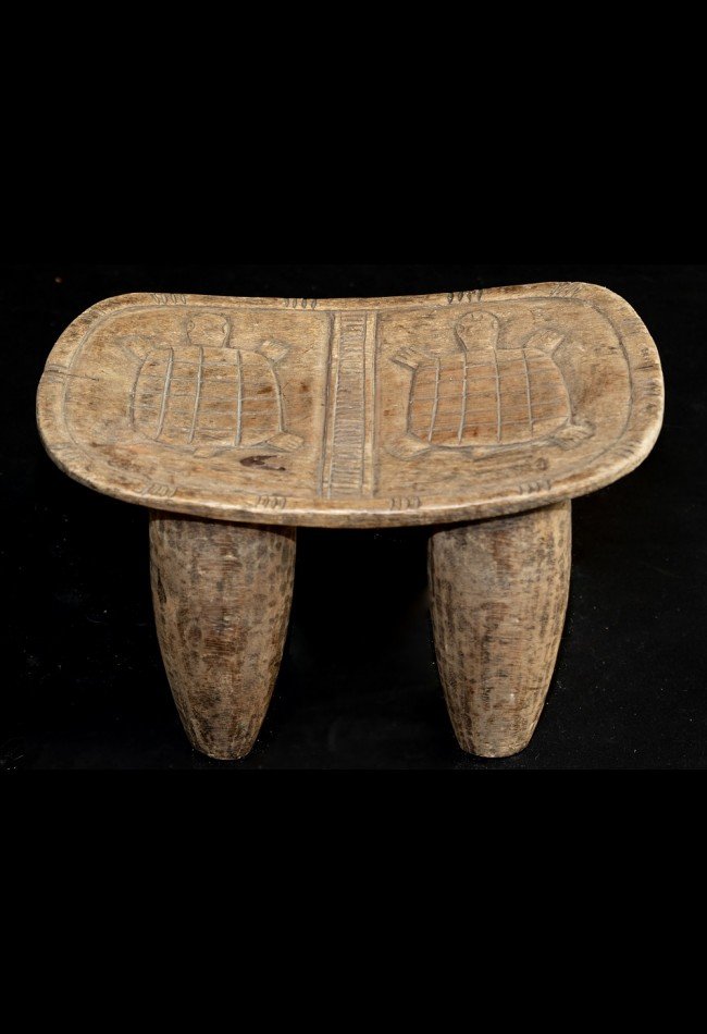 Découvrez notre sélection d’objets d’art africain avec ce Banc Senoufo Côte d'Ivoire, une pièce en bois sculpté décorée de deux tortues. Destiné aux collectionneurs et amateurs d’art africain, ce banc Sénoufo témoigne du savoir-faire traditionnel de Côte d’Ivoire et s’intègre naturellement dans une collection d’objets anciens, ethnographiques et décoratifs.