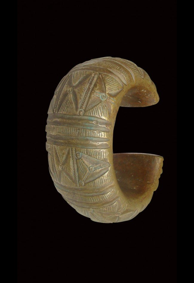 Découvrez notre sélection de **bronzes anciens d’Afrique**, destinée aux collectionneurs et amateurs d’art africain. Bracelets, statuettes, plaques, figures et objets anciens témoignent de savoir-faire, de traditions et d’histoires culturelles remarquables. Chaque pièce sélectionnée apporte une dimension patrimoniale et décorative à une collection d’objets, de masques et de reliques d’art africain.