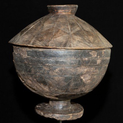 Calebasses africaines Touareg : découvrez des objets anciens et authentiques témoignant des traditions nomades du Sahara et du savoir-faire artisanal Touareg.