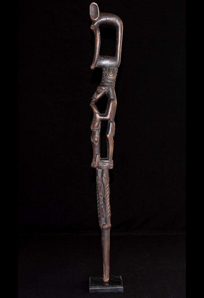 Découvrez notre sélection d’**objets usuels africains** et de pièces Sénoufo anciennes, choisies pour leur caractère, leur patine et leur intérêt ethnographique. Canne de dignitaire, objets traditionnels et sculptures témoignent du savoir-faire et de la richesse artistique de l’Afrique de l’Ouest. Une sélection pensée pour les **collectionneurs d’art africain**, amateurs d’antiquités et passionnés d’objets chargés d’histoire.