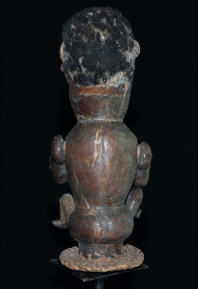 Découvrez une sélection d'objets d'art Ekoi et Ejagham du Nigéria : cimiers, masques, sculptures et pièces ethnographiques anciennes destinées aux collectionneurs et passionnés d'art africain traditionnel.