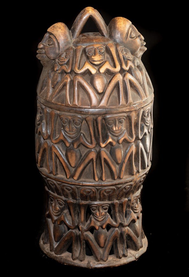 Découvrez notre sélection d’objets Bamoun du Cameroun : coffres anciens, masques, statues et pièces traditionnelles destinés aux collectionneurs et amateurs d’art africain.