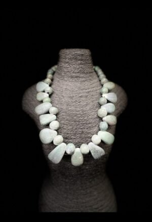Découvrez notre sélection de colliers et perles africains anciens, destinés aux collectionneurs et amateurs d’art africain.
