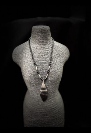 Découvrez notre sélection de **colliers ethniques africains**, perles et bijoux inspirés des traditions et savoir-faire du continent. Ces pièces s’adressent aux collectionneurs, amateurs d’art africain et passionnés d’objets ethniques recherchant des créations au caractère authentique et culturel.