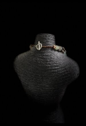 Découvrez notre sélection de **colliers ethniques africains**, perles et bijoux inspirés des traditions et savoir-faire du continent. Des pièces recherchées par les collectionneurs et amateurs d’**art africain**, aux côtés de masques, statuettes, bronzes et objets anciens. Chaque pièce apporte une dimension culturelle et décorative singulière à une collection.