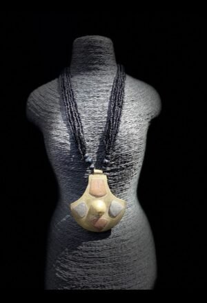 Découvrez notre collection de colliers ethniques africains, perles et bijoux inspirés des traditions du continent. Des pièces originales pour collectionneurs et amateurs d’art africain.