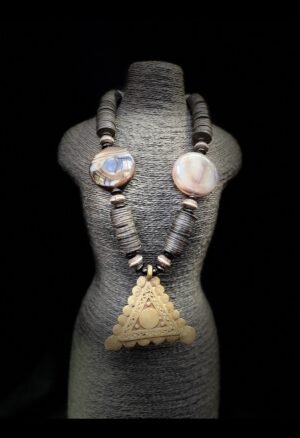 Colliers et perles d’art africain : découvrez une sélection de bijoux, colliers et perles inspirés des traditions africaines, recherchés par les collectionneurs et amateurs d’art, d’artisanat et de patrimoine culturel.