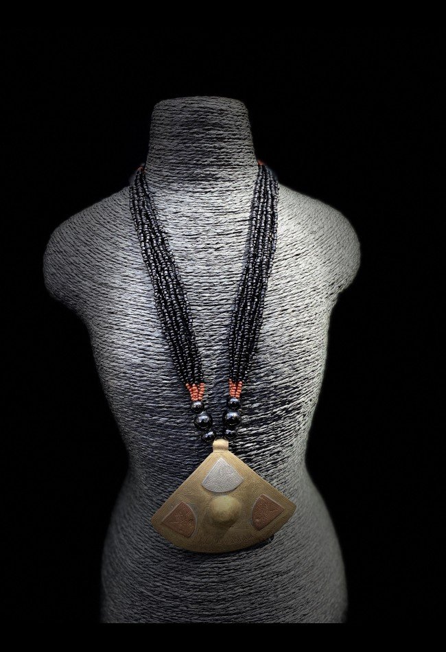 Découvrez notre sélection de colliers ethniques africains, perles et bijoux inspirés des traditions et savoir-faire du continent. Des pièces recherchées par les collectionneurs et amateurs d’art africain.