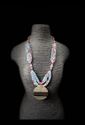 ### Colliers et perles africains Découvrez notre sélection de **colliers ethniques africains**, perles et parures inspirés du patrimoine artistique et artisanal du continent. Des pièces recherchées par les collectionneurs et amateurs d’**art africain**, de bijoux traditionnels et d’objets authentiques.
