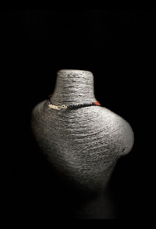 Collier ethnique africain en perles et ébène, destiné aux collectionneurs et amateurs d’art africain. Découvrez une pièce décorative aux six rangs de perles et au médaillon stylisé.