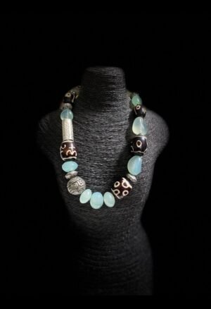 Découvrez notre sélection de **colliers ethniques africains**, perles et bijoux inspirés des traditions et savoir-faire du continent. Des pièces recherchées par les collectionneurs et amateurs d’**art africain**, aux côtés de masques, statuettes, bronzes et objets anciens. Chaque pièce apporte une dimension culturelle et décorative singulière à une collection.