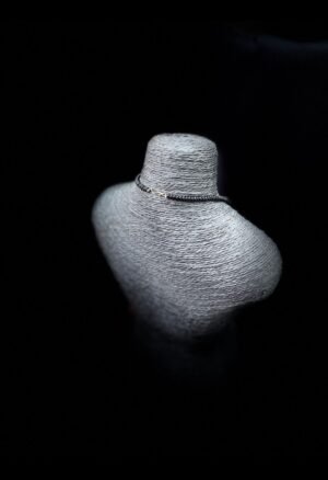 Découvrez notre sélection de **colliers ethniques africains**, perles et bijoux inspirés des traditions et savoir-faire du continent. Ces pièces s’adressent aux collectionneurs, amateurs d’art africain et passionnés d’objets ethniques recherchant des créations au caractère authentique et culturel.