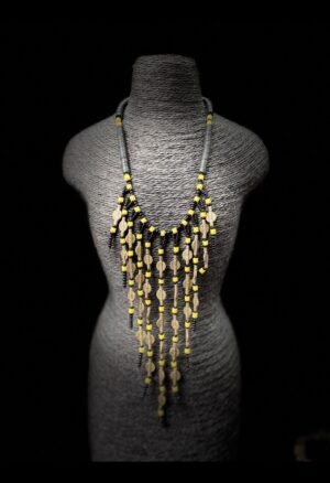 Découvrez notre sélection de **colliers et perles africains**, destinée aux collectionneurs et amateurs d’art africain. Ces objets traditionnels apportent une dimension culturelle et authentique à toute collection consacrée aux arts et au patrimoine du continent africain.