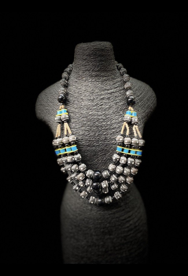 Colliers et perles africains : découvrez une sélection de pièces inspirées des traditions africaines, recherchées par les amateurs de bijoux, d’art et d’objets de collection.