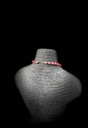 ### Colliers et perles africains Découvrez notre sélection de **colliers ethniques africains**, perles et parures inspirés du patrimoine artistique et artisanal du continent. Des pièces recherchées par les collectionneurs et amateurs d’**art africain**, de bijoux traditionnels et d’objets authentiques.