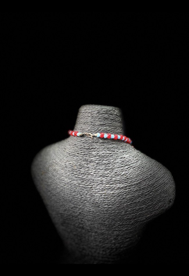 collier-ethnique-africain ### Colliers et perles africains Découvrez notre sélection de **colliers ethniques africains**, perles et parures inspirés du patrimoine artistique et artisanal du continent. Des pièces recherchées par les collectionneurs et amateurs d’**art africain**, de bijoux traditionnels et d’objets authentiques.