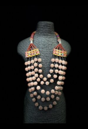 Collier ethnique africain à 5 rangs de perles en terre cuite, inspiré des anciennes perles vénitiennes. Une pièce décorative pour collectionneurs et amateurs d’art africain.