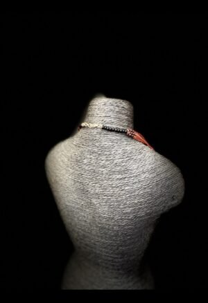 ### Colliers africains et perles ethniques Découvrez notre sélection de **colliers africains ethniques**, perles et bijoux inspirés des traditions et savoir-faire du continent africain. Chaque pièce s’adresse aux amateurs et collectionneurs d’**art africain**, à la recherche d’objets singuliers, décoratifs et porteurs d’une identité culturelle forte. Explorez des pièces Akan, des perles africaines et différents colliers ethniques pour enrichir une collection de **masques, bronzes, sculptures et objets d’art africain**.