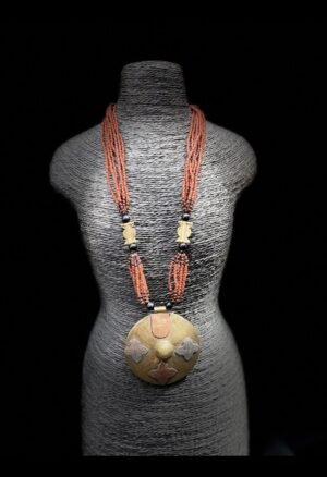 Découvrez notre sélection de colliers ethniques africains, de perles et de bijoux inspirés des traditions du continent. Cette collection s’adresse aux amateurs et collectionneurs d’art africain à la recherche de pièces originales, d’objets ethnographiques et de créations associées aux cultures Akan et africaines.