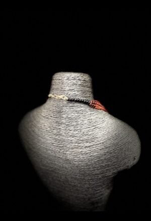 Découvrez notre sélection de colliers ethniques africains, de perles et de bijoux inspirés des traditions du continent. Cette collection s’adresse aux amateurs et collectionneurs d’art africain à la recherche de pièces originales, d’objets ethnographiques et de créations associées aux cultures Akan et africaines.