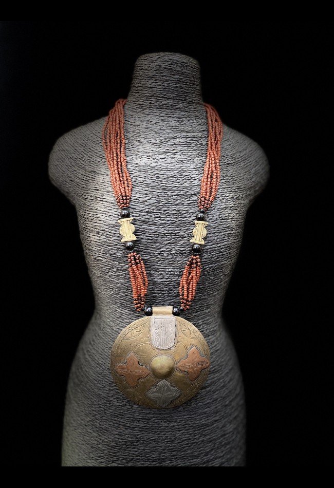 ### Colliers africains et perles ethniques Découvrez notre sélection de **colliers africains ethniques**, perles et bijoux inspirés des traditions et savoir-faire du continent africain. Chaque pièce s’adresse aux amateurs et collectionneurs d’**art africain**, à la recherche d’objets singuliers, décoratifs et porteurs d’une identité culturelle forte. Explorez des pièces Akan, des perles africaines et différents colliers ethniques pour enrichir une collection de **masques, bronzes, sculptures et objets d’art africain**.
