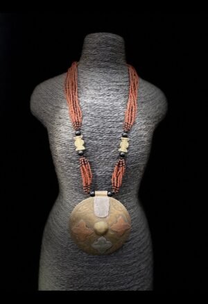 Collier ethnique africain Akan composé de six rangs de perles en pâte de verre, agrémenté de perles Akan en bronze filigrané et d’un médaillon en bronze et métal argenté. Une pièce destinée aux amateurs et collectionneurs d’art africain.