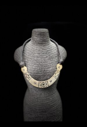 ### Colliers et perles d’art africain Découvrez notre sélection de **colliers et perles d’art africain** destinés aux collectionneurs et aux amateurs d’objets ethniques. Colliers Touareg, perles anciennes et bijoux africains témoignent de la richesse des savoir-faire et des traditions du continent africain. Chaque pièce est sélectionnée pour son caractère, son esthétique et son intérêt pour une collection d’art africain.
