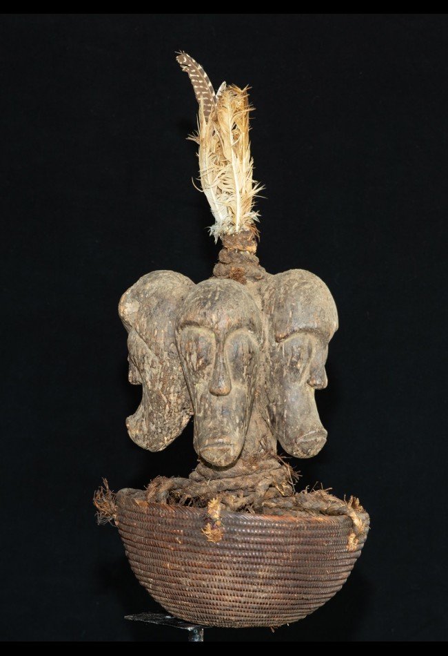 Découvrez notre sélection d’objets fétichistes et reliquaires d’art africain, notamment cette corbeille reliquaire Fang Gabon, destinée aux collectionneurs et amateurs d’art traditionnel du Gabon et d’Afrique centrale.