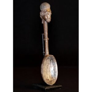 Cuillère cérémoniale Baoulé en bois dur à patine foncée, ornée d’un visage féminin et caractéristique de l’art traditionnel de Côte d’Ivoire. Une pièce unique destinée aux collectionneurs et amateurs d’art