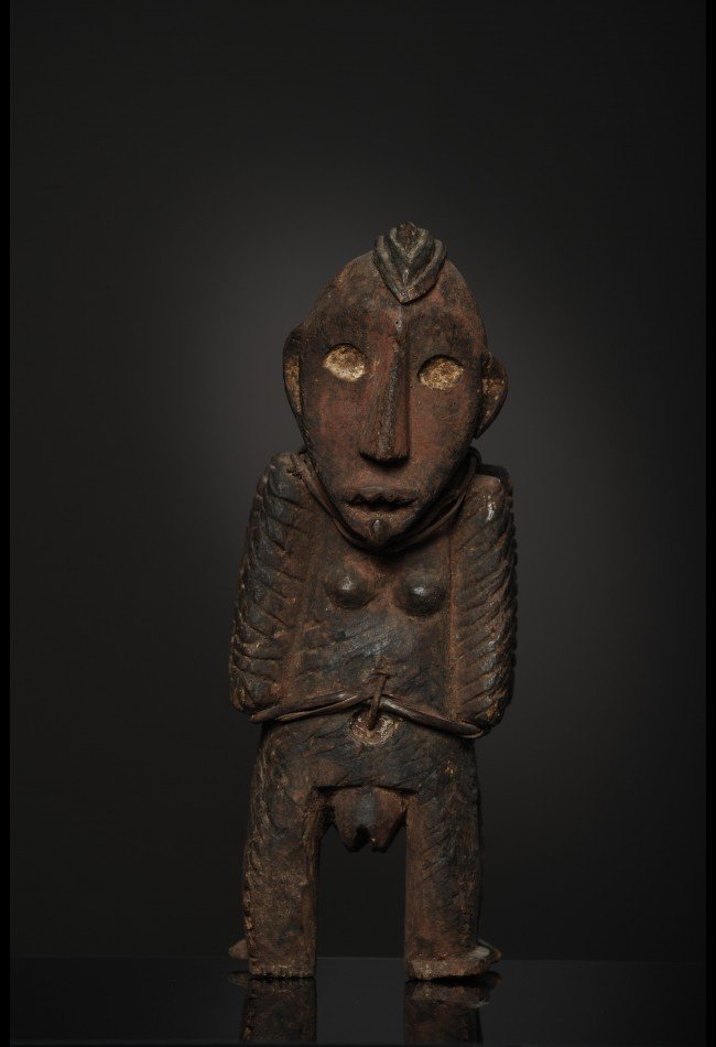 fetiche-janus-fon-benin (1) Découvrez ce fétiche Janus Fon du Bénin, représentant un couple homme-femme, une pièce rare destinée aux collectionneurs d’art africain.